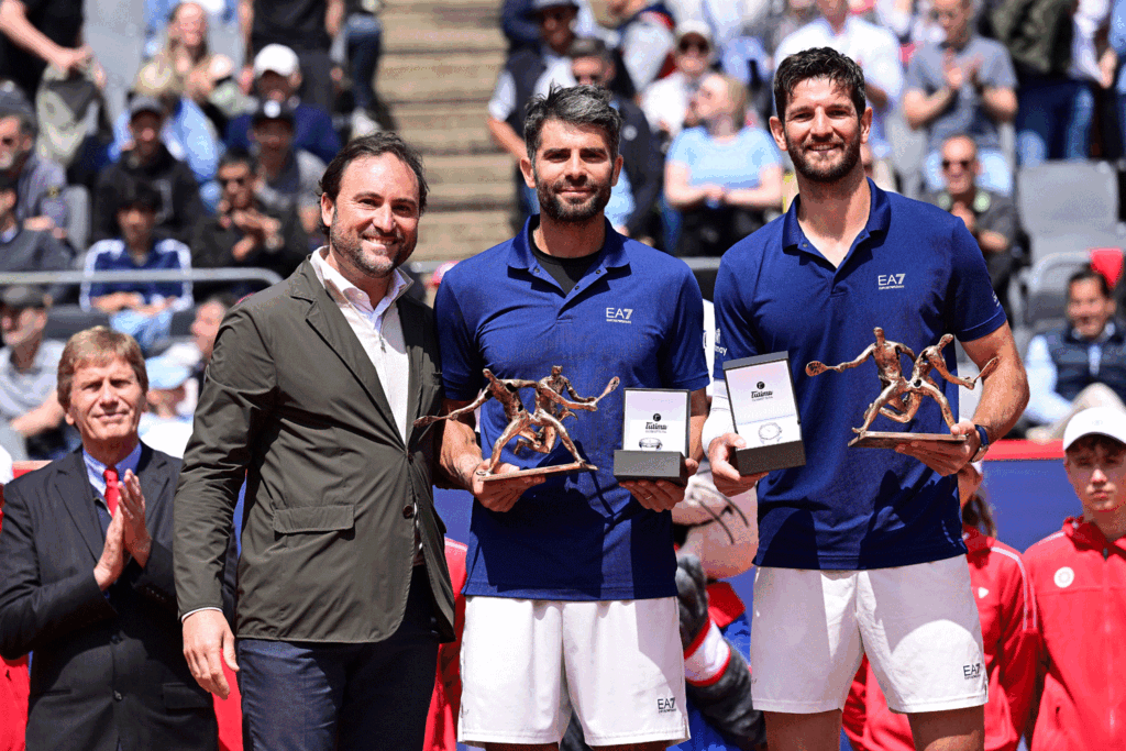 Turnierdirektor Enric Molina und die Sieger des Doppels der Hamburg Open 2025, Simone Bolelli und Andrea Vavassori