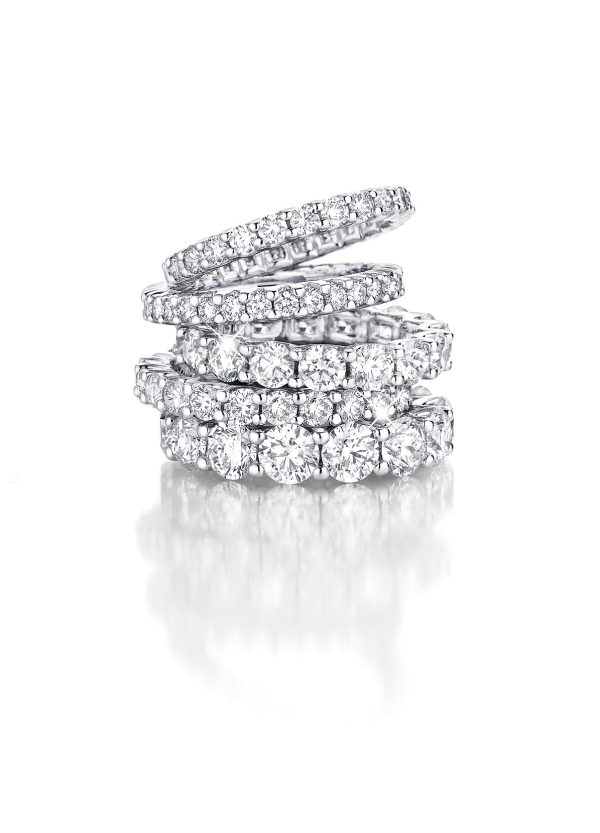 Ein Turm mit weisgoldenen Diamant Memoire Ringen