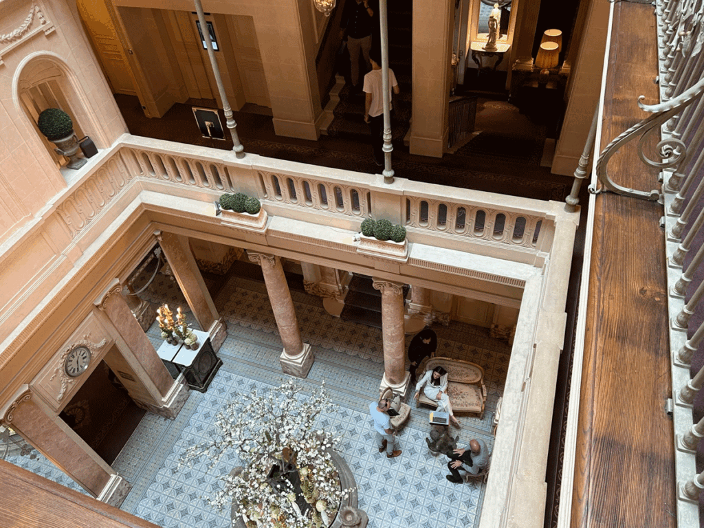 Blick in das Treppenhaus des Hotels Beau Rivage