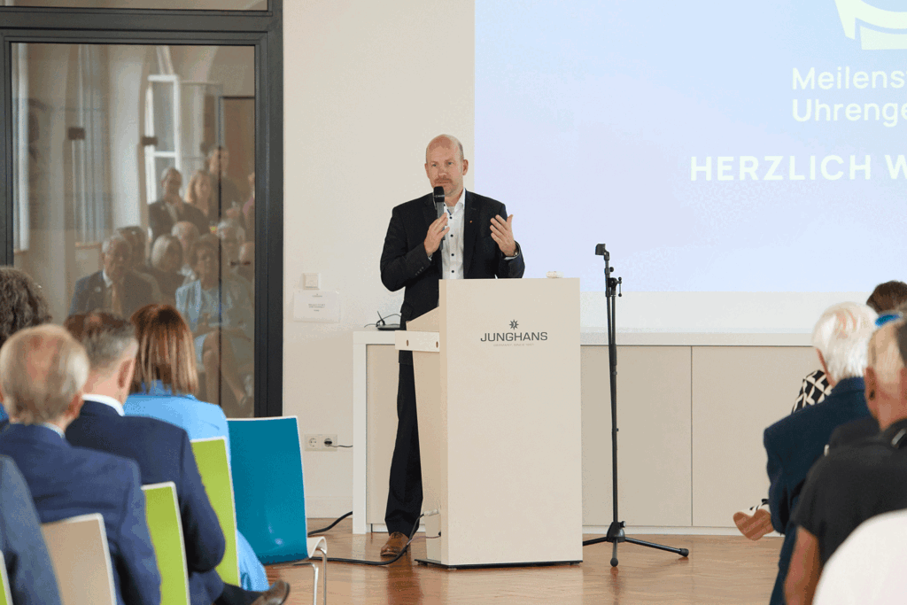 Hannes Steim (Geschäftsführender Gesellschafter Junghans) bei der Eröffnung der Ausstellung „Junghans Armbanduhren – Meilensteine der Uhrengeschichte“.