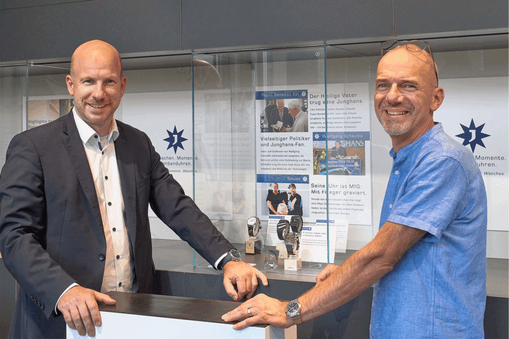 Hannes Steim (Geschäftsführender Gesellschafter Junghans) mit Norbert Grünberger (Junghans-Archivar) bei der Eröffnung der Ausstellung „Junghans Armbanduhren – Meilensteine der Uhrengeschichte“.