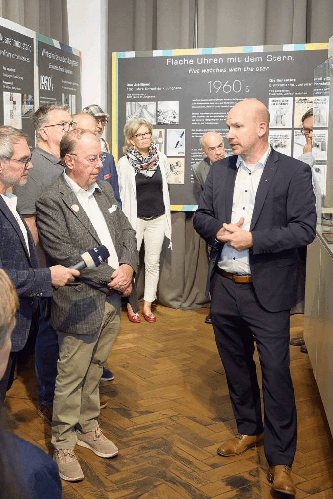 Hannes Steim (Geschäftsführender Gesellschafter Junghans) bei der Eröffnung der Ausstellung „Junghans Armbanduhren – Meilensteine der Uhrengeschichte“.