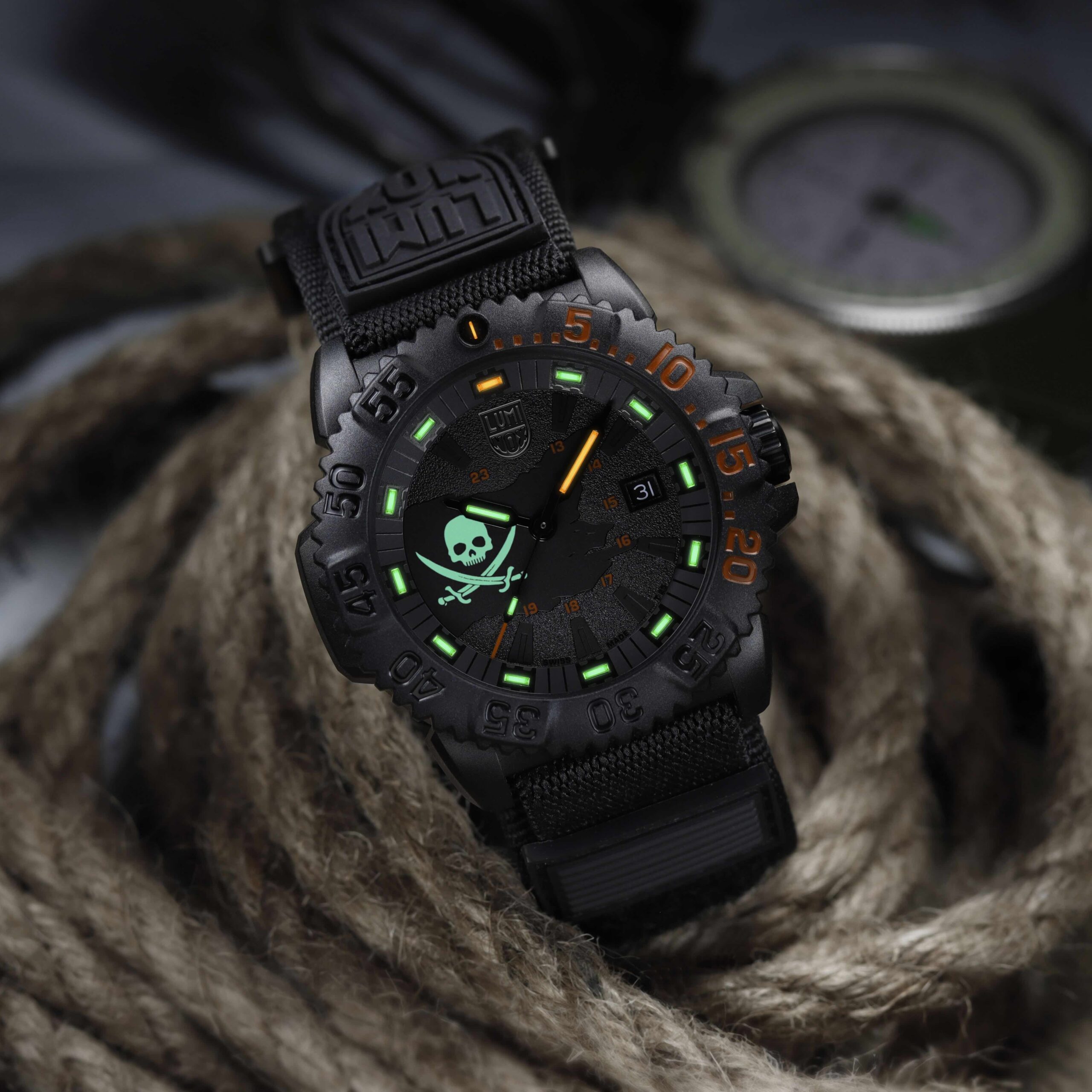 01-Luminox-XS.3051.PIR_.LE-UVS