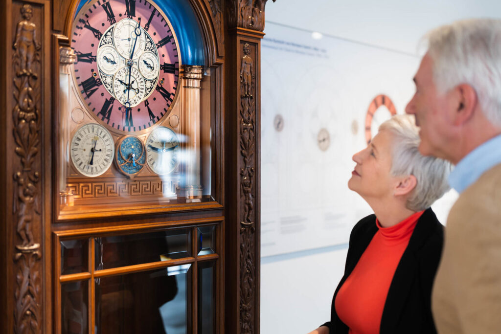 Besucher der Sonderausstellung Zeitsprung im Deutschen Uhrenmuseum Glashütte