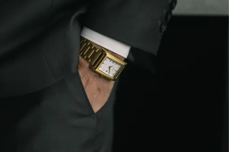 A Rectangular Revolution von Söner Watches Handgelenk