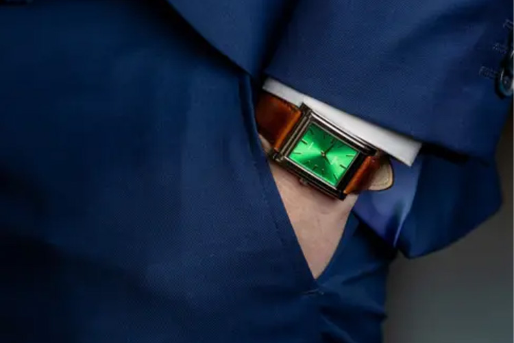 A Rectangular Revolution von Söner Watches am handgelenk