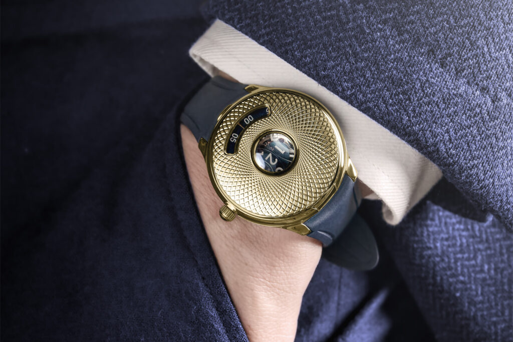 Time Jumper von Czapek in Gold am Handgelenk