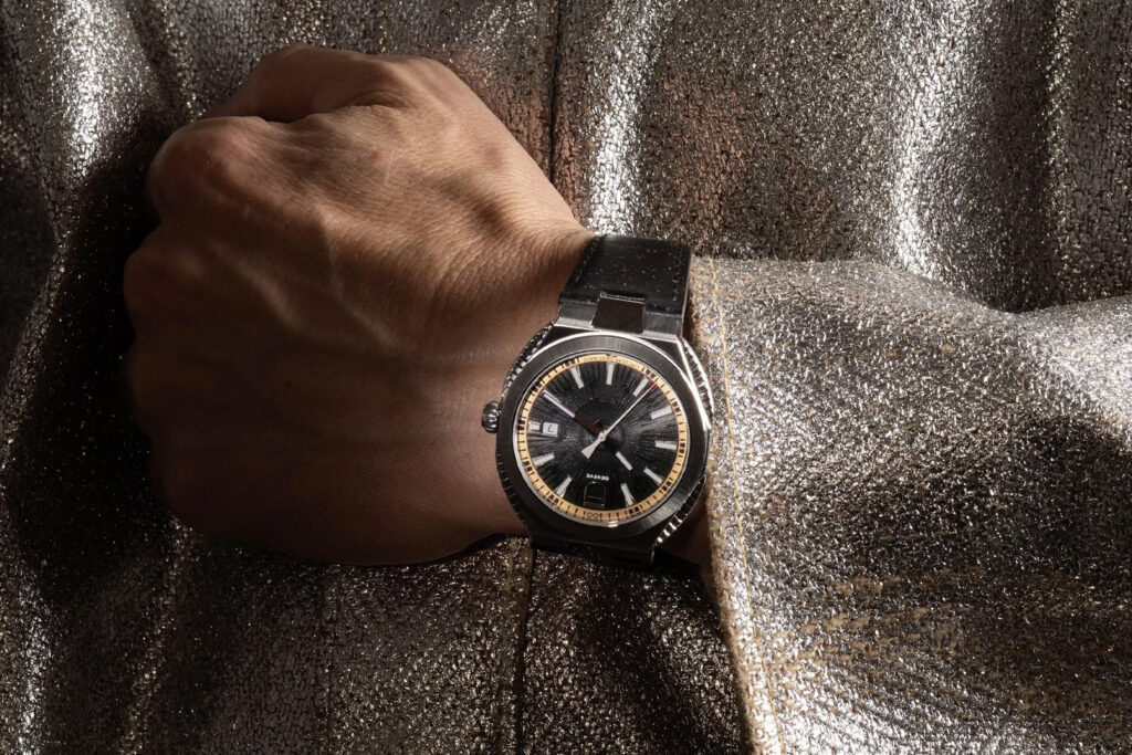 Armbanduhr Circular S – Eclipse von ID Genève am handgelenk