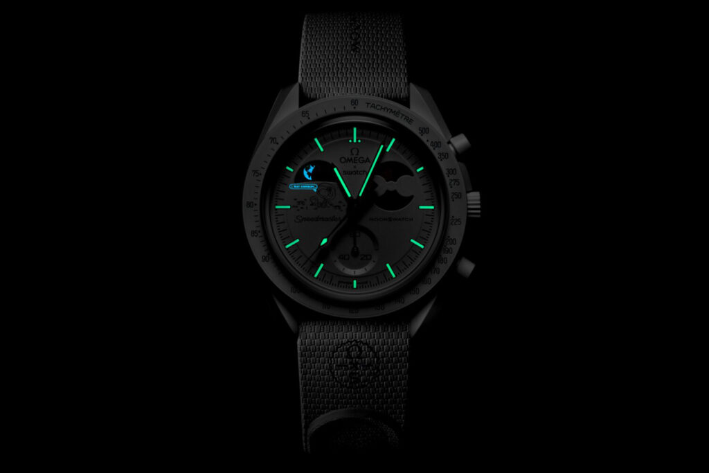 MoonSwatch Modell Mission to Earthphase – Moonshine Gold von Swatch leuchtend