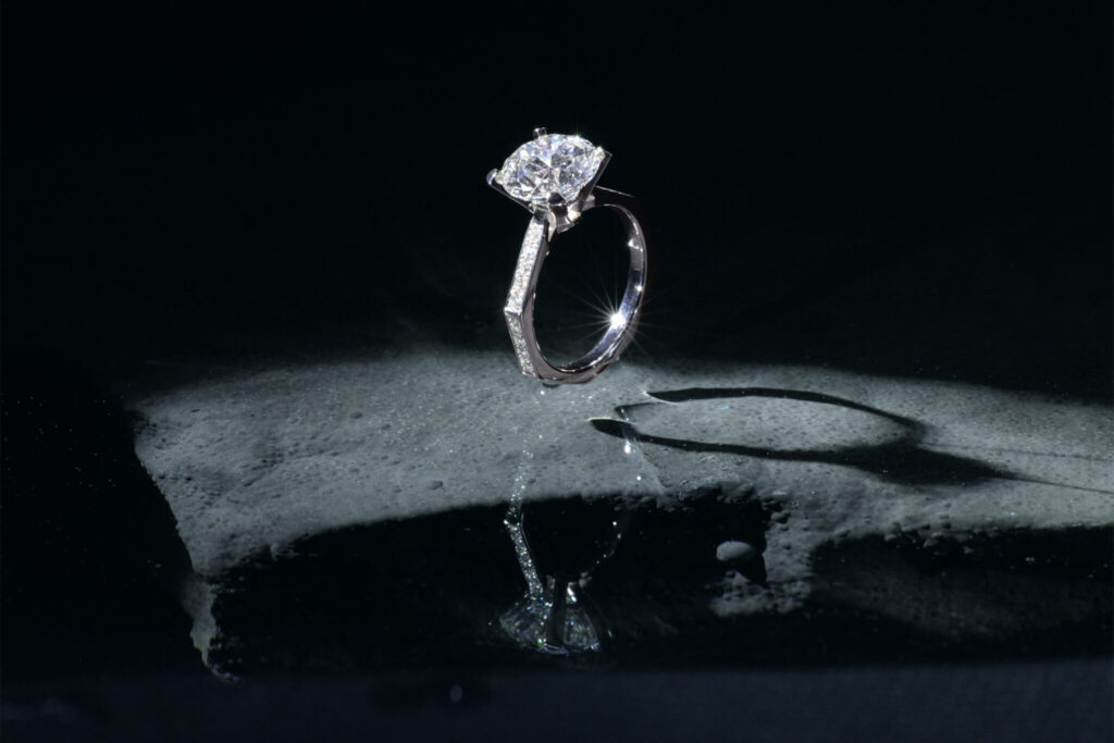 Solitaire-Ring von der Firma Mandana, mit hauseigenem synthetischem „Nevermined“ Diamanten.