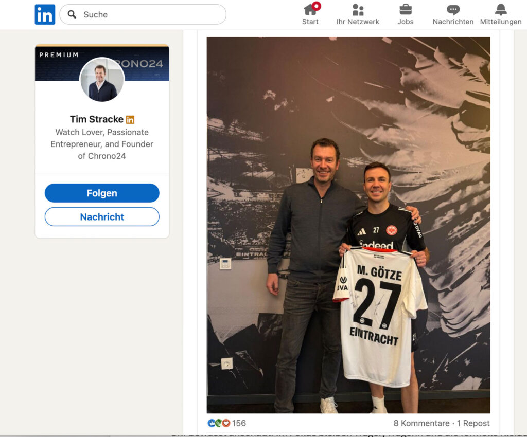 Post auf LinkedIn: Tim Stracke und Mario Götze stehen nebeneinander, Mario Götze hält ein signiertes Fußballtrikot mit der Nummer 27