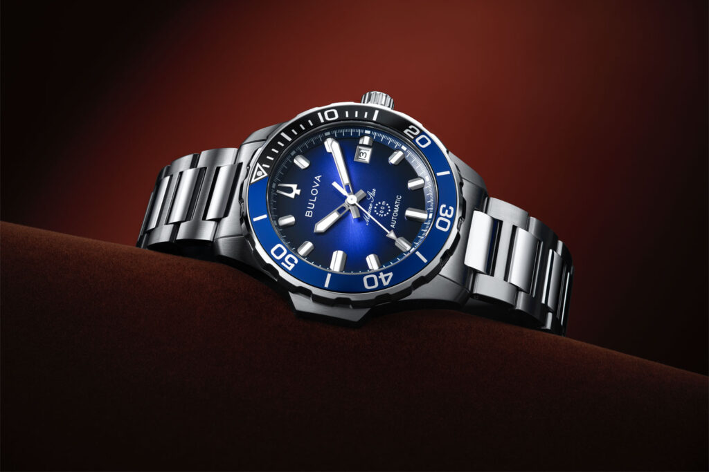 Marine Star von Bulova mit blauem Zifferblatt, liegend