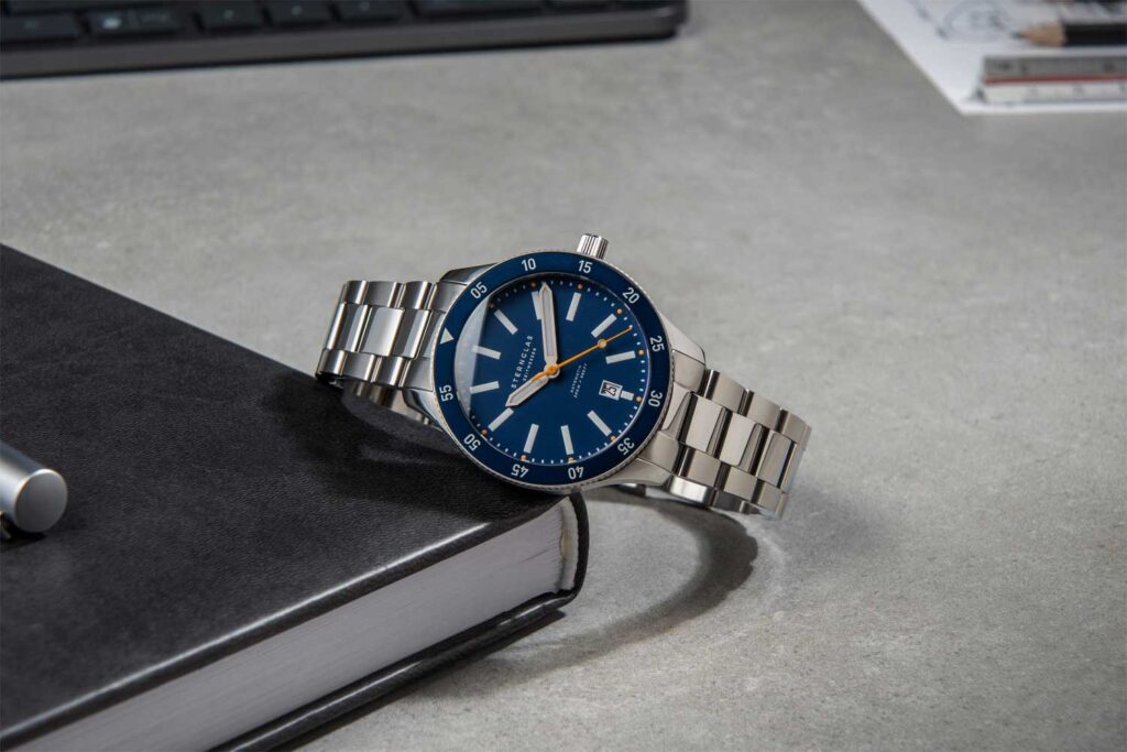 Marus 2.0 Edition Küste von Sternglas, auf einem Buch liegend