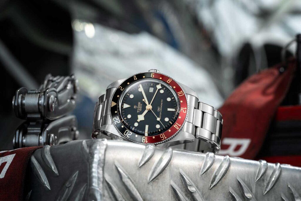 Eine Uhr von Tudor liegt auf einem Riffelblech