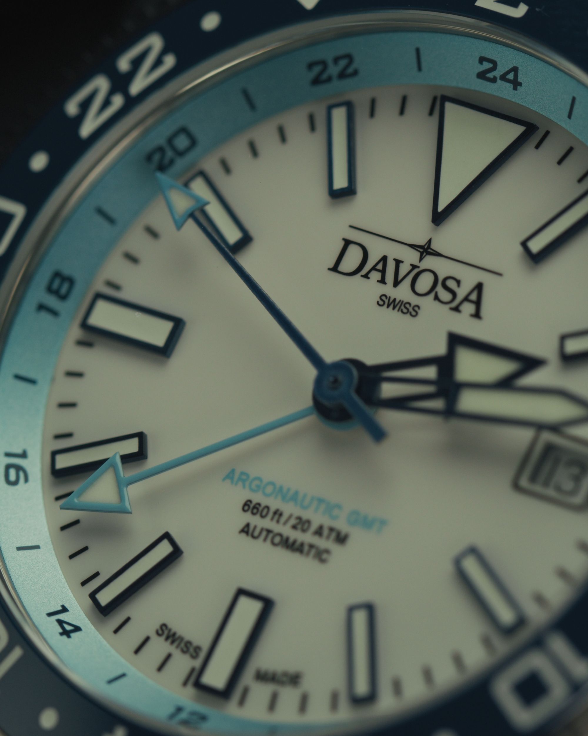 Close-up des weißen Zifferblatts der Davosa Argonautic World Traveller GMT