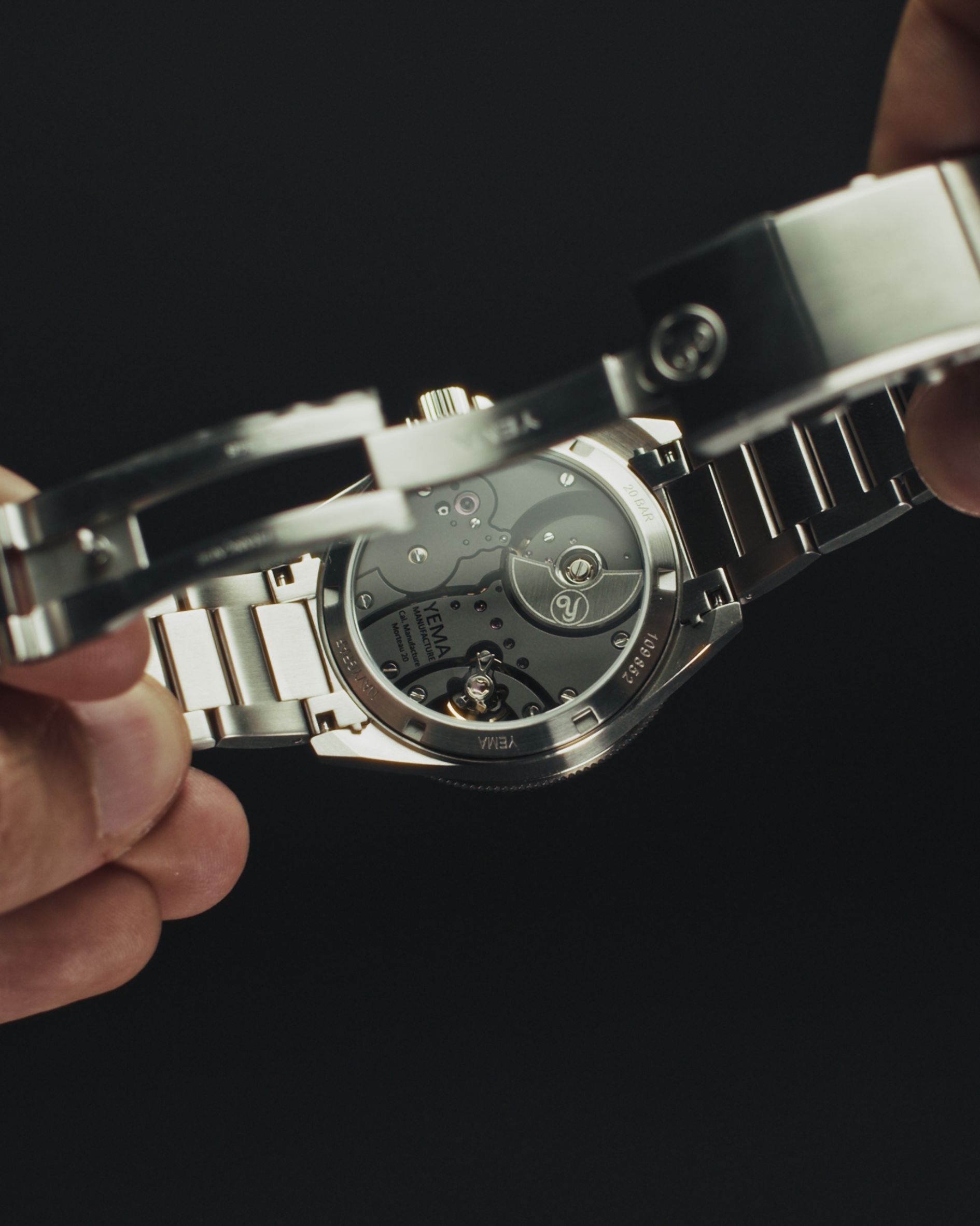 Mikrorotor-Kaliber CMM.20 der YEMA Navygraf Pearl durch den Saphirglasboden
