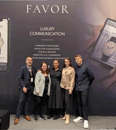 the team of INSIGHT LUXURY in front of the FAVOR back wall, also watching the issue of INSIGHT INHORGENTA