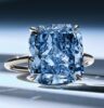 Der blaue Diamant, Mediterranean Blue, auf einem Ring.