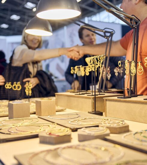 Handel mit Schmuck an einem Messestand auf der Gemworld Munich.
