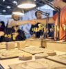 Handel mit Schmuck an einem Messestand auf der Gemworld Munich.