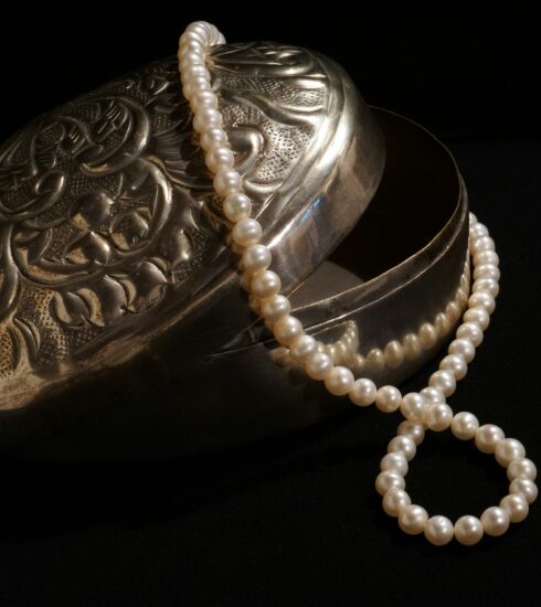 Schmuckdose aus Silber mit Perlenkette. © Anna Stampfli/ Unsplash.com