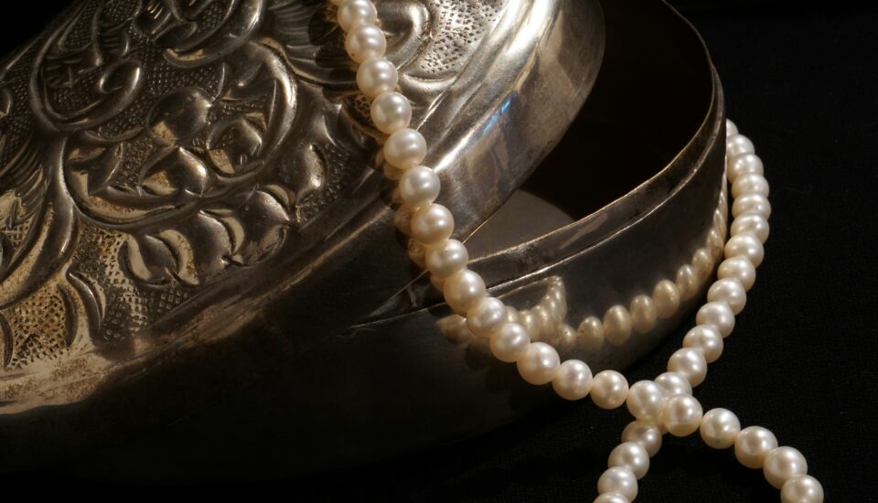 Schmuckdose aus Silber mit Perlenkette. © Anna Stampfli/ Unsplash.com