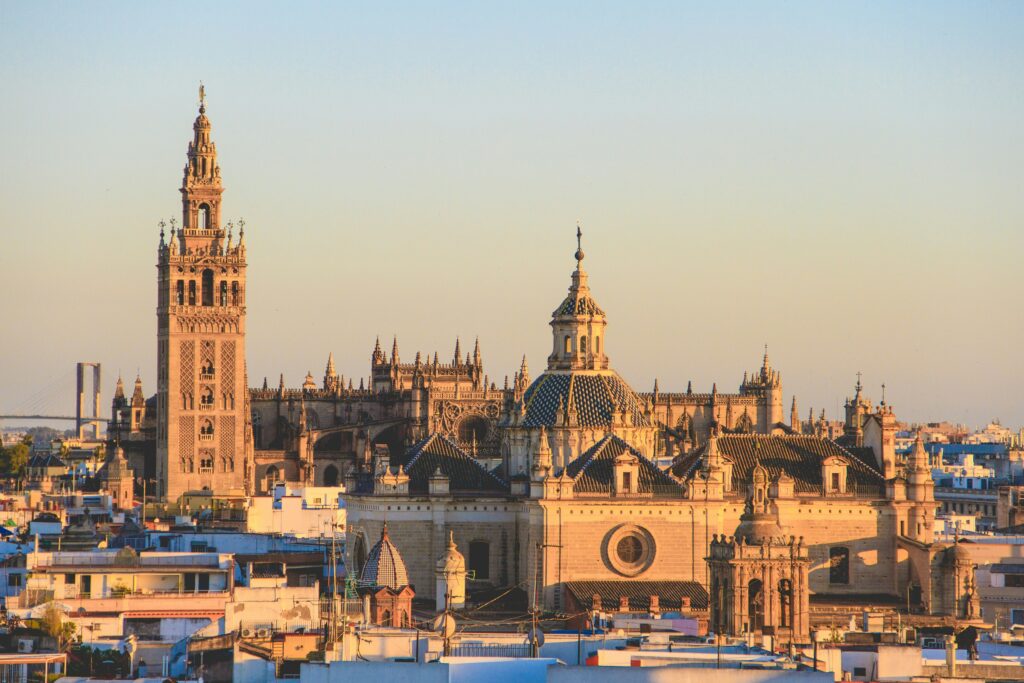 Sevilla in Spanien mit der gotischen Kathedrale Santa Maria de la Sede. © Henrique Ferreira/ Unsplash.com
