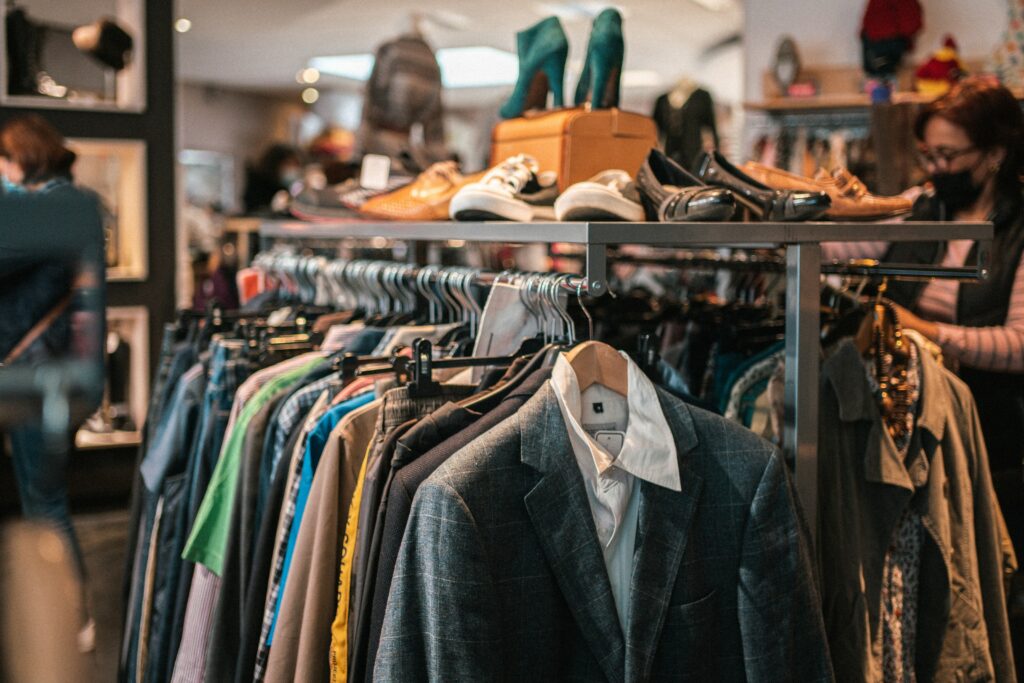 Secondhand-Kleidung in einem Geschäft. © Hugo Clement/ Unsplash.com