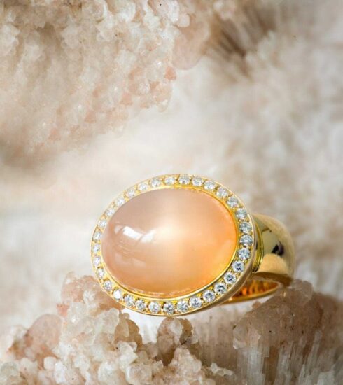 Ring mit Mondstein und Diamanten von Richard Hans Becker.