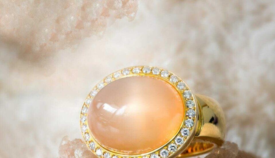 Ring mit Mondstein und Diamanten von Richard Hans Becker.