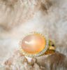 Ring mit Mondstein und Diamanten von Richard Hans Becker.