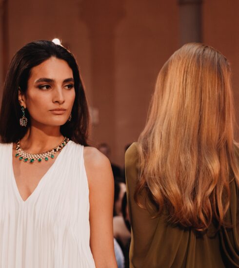zwei Models auf einem Laufsteg mit Schmuck von Piaget