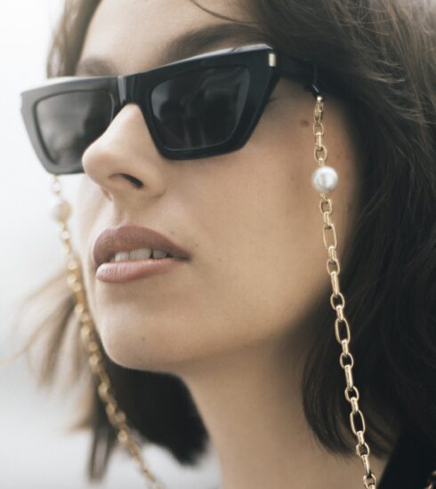 Brillenkette aus Gelbgold mit Südsee-Perlen von Yana Nesper.