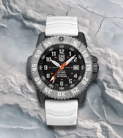 Luminox MIL SPEC Swiss Made Spezialuhr in Weiß und Grau.