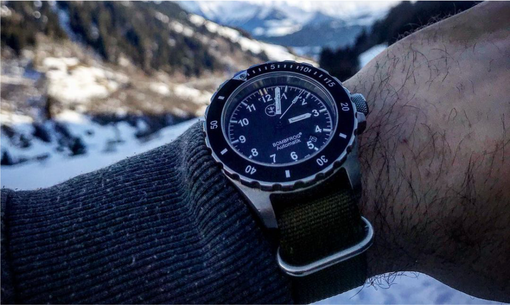 Bombfrog Uhr BT25 getragen vor Bergkulisse