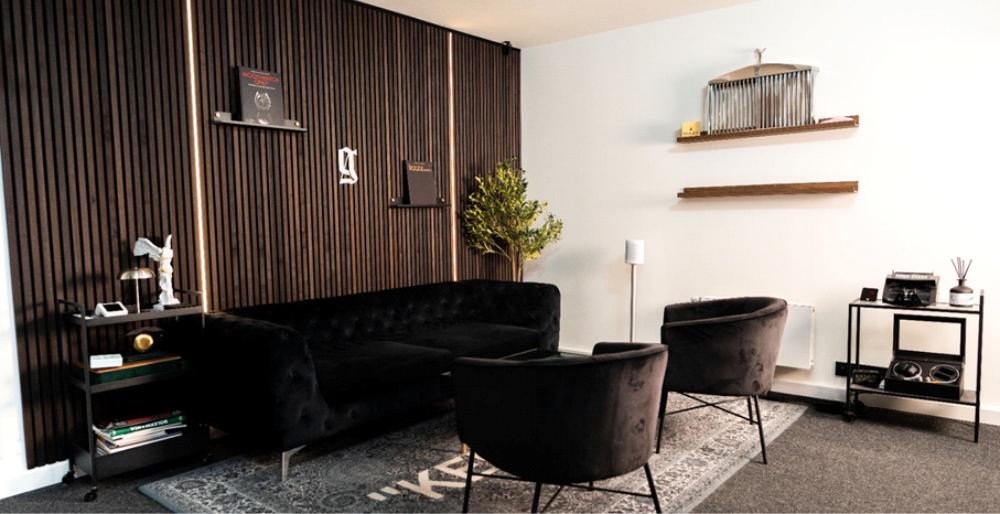 Blick in den Verkaufsraum von Goat Luxury in Ulm mit gemütlicher Sitzecke