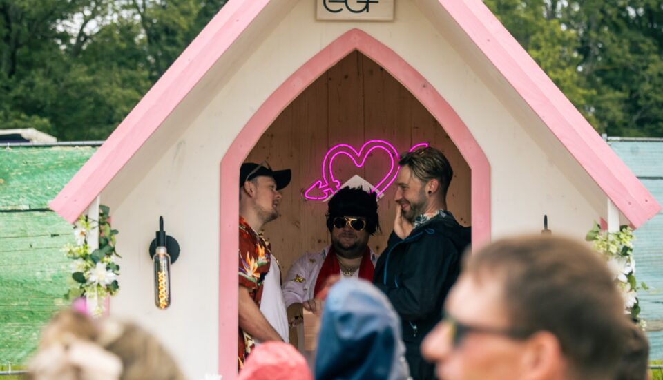 Pärcchen in der Happi Chapel beim Happiness Festival 2024.