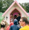 Pärcchen in der Happi Chapel beim Happiness Festival 2024.