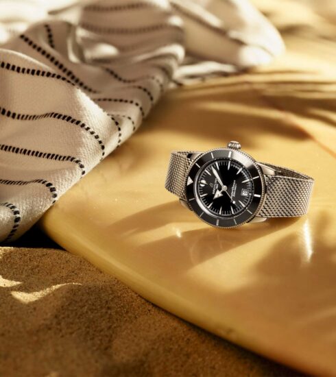 Superocean Heritage von Breitling auf Tuch am Strand