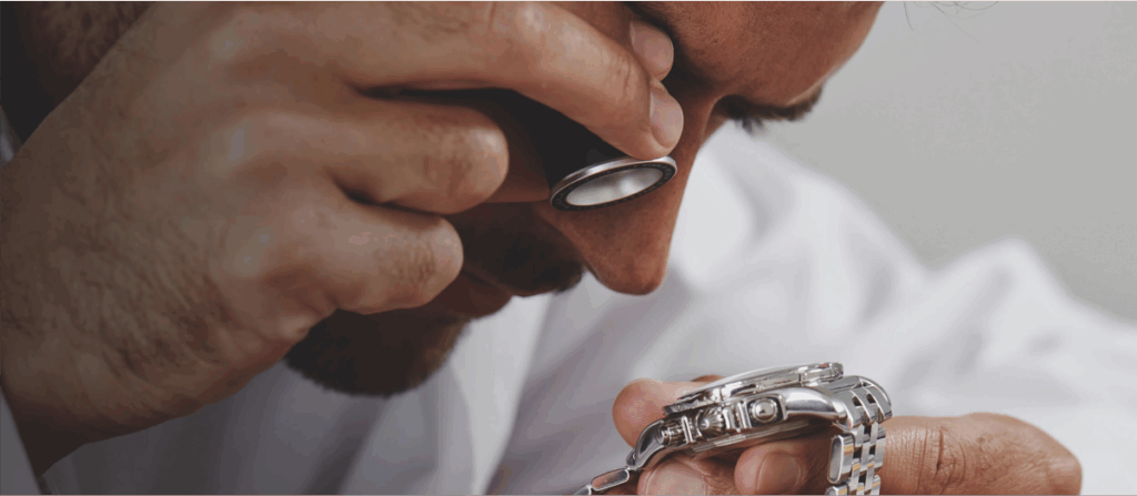 Uhrmacher untersucht eine Uhr