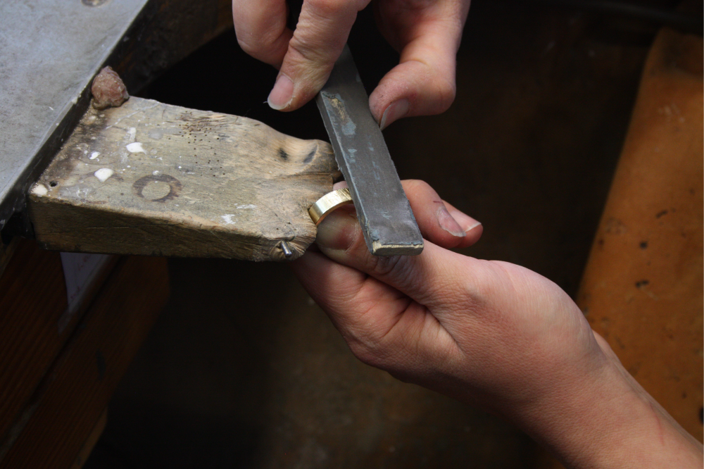 Machining the ring surface with a file