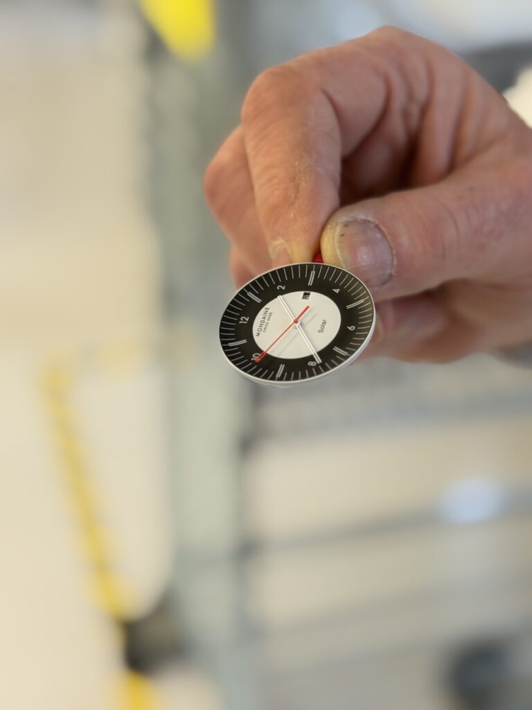 das gewölbte Ziffernblatt der Mondaine Doppio