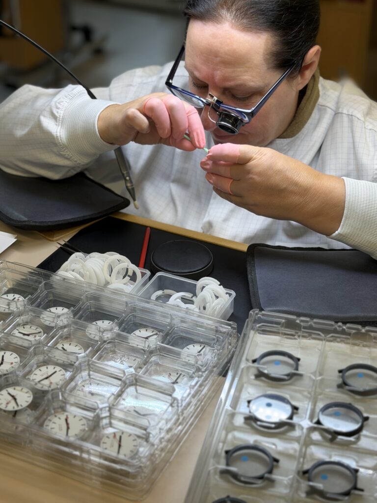 Einsetzen der Uhrwerke