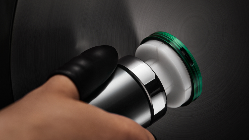 Herstellung eines Malachite - Gehäuses Bild: (c) Louis Vuitton