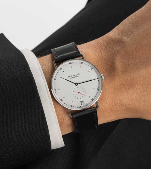 Metro 38 Datum von Nomos Glashütte am Handgelenk