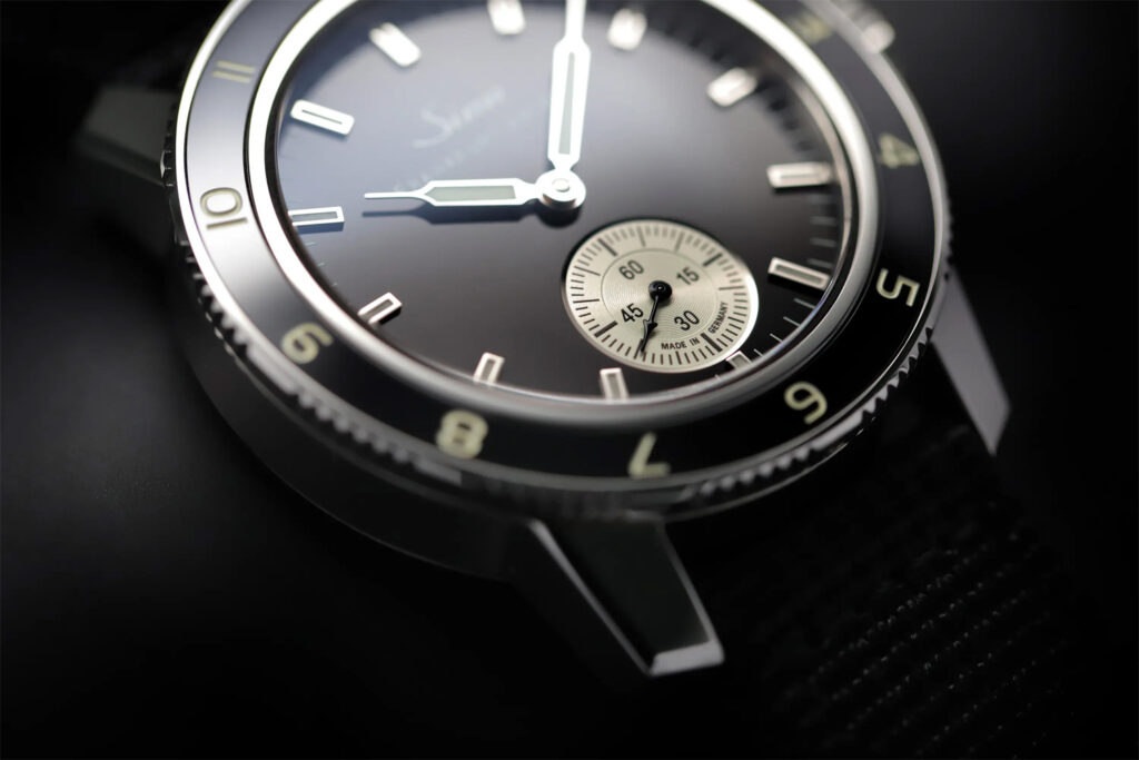 104 Klassik 12 von SINN Nahaufnahme Zifferblatt