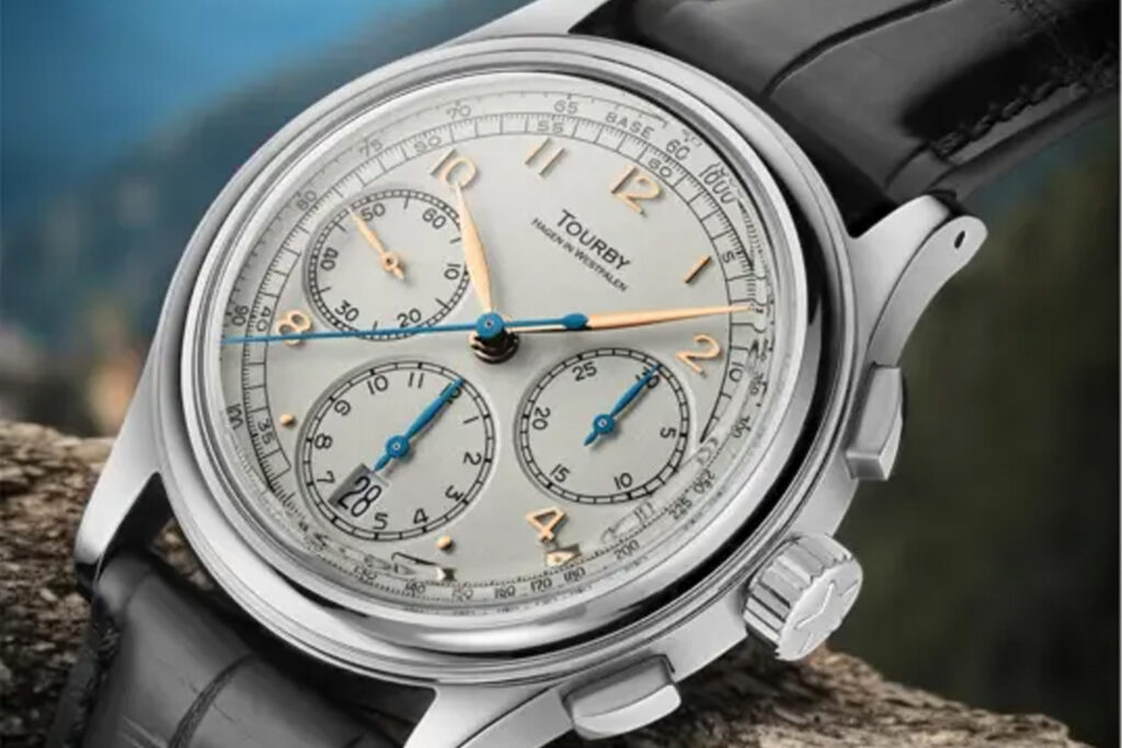 Art Deco Chrono 40 von Tourby Watches Nahaufnahme Handgelenk