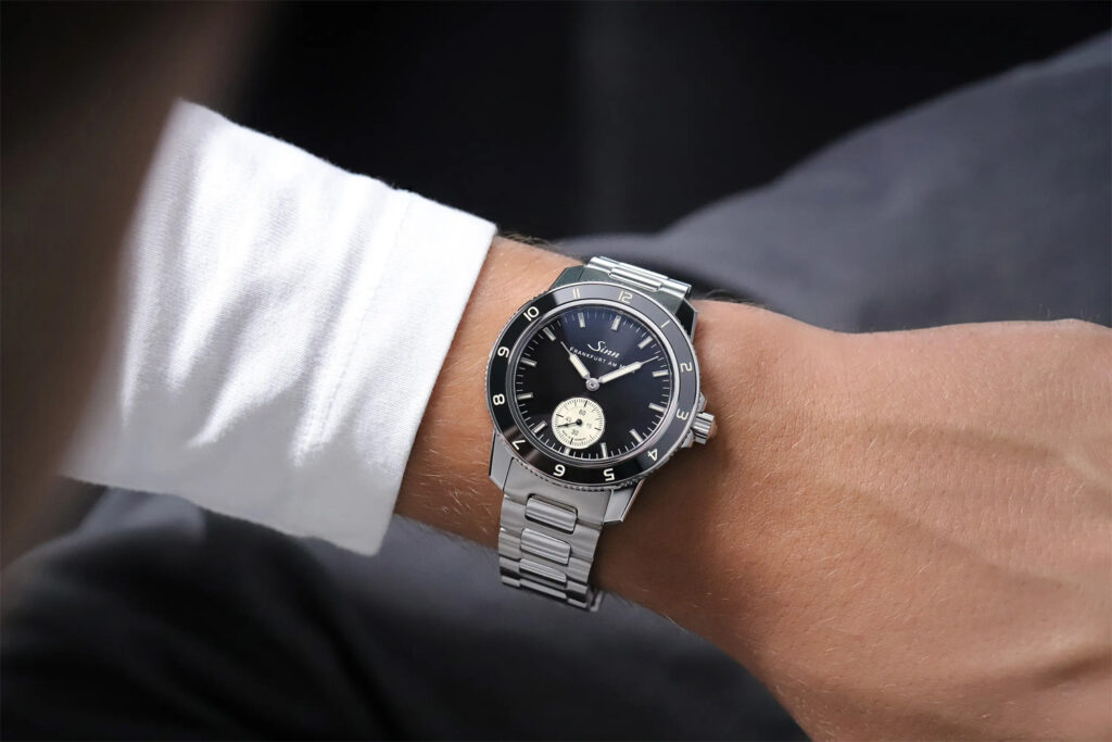 104 Klassik 12 von SINN am Handgelenk