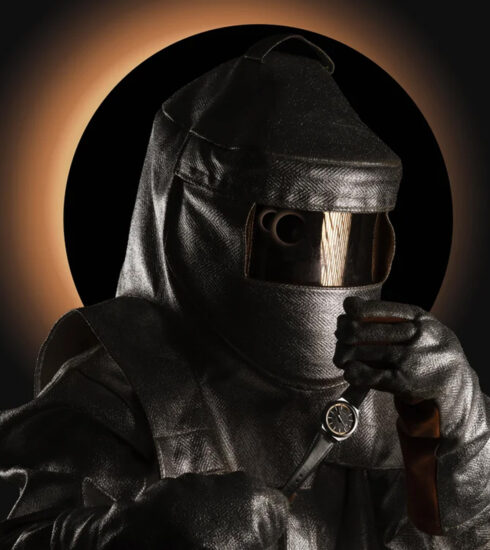 Circular S – Eclipse von ID Genève am Handgelenk einer Person mit Schweißerhelm