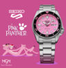 Kampagnenmotiv zur 5 Sports SKX Series Pink Panther Limited Edition von Seiko mit Uhr und Abbildung der Pink-Panther-Fugur